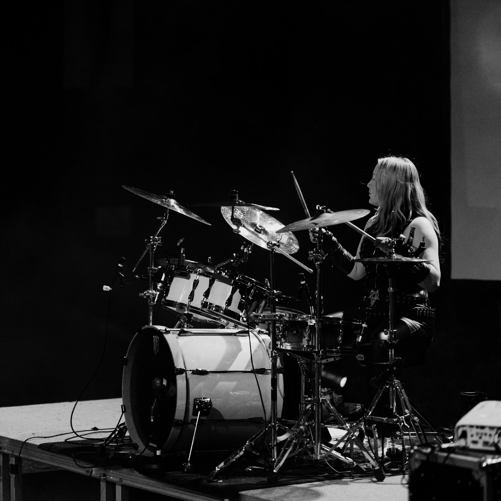 Oltas est un groupe néerlandais de doom/death metal originaire de Frise, connu pour son mélange de sonorités lourdes et d'intensité émotionnelle profonde. Leur musique explore des thèmes existentiels et des paysages sonores variés. - Image 8